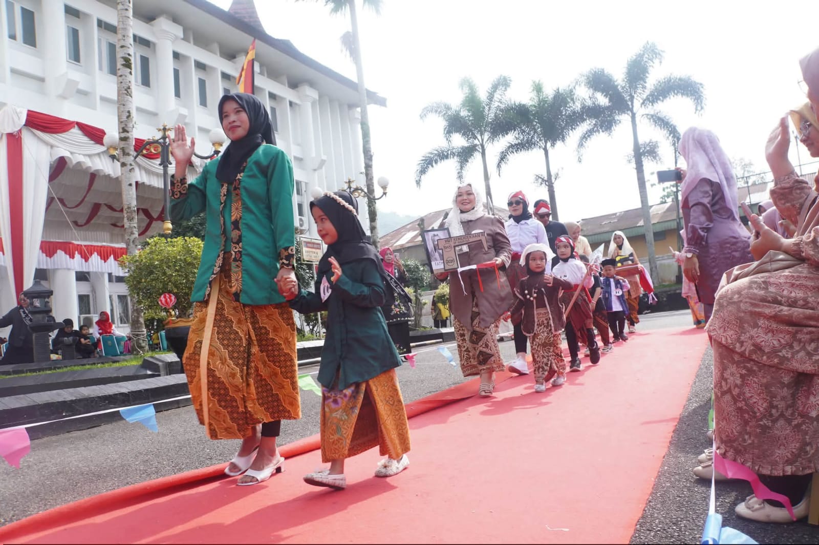 Lomba fashion anak HUT RI ke 81 di Padang Panjang